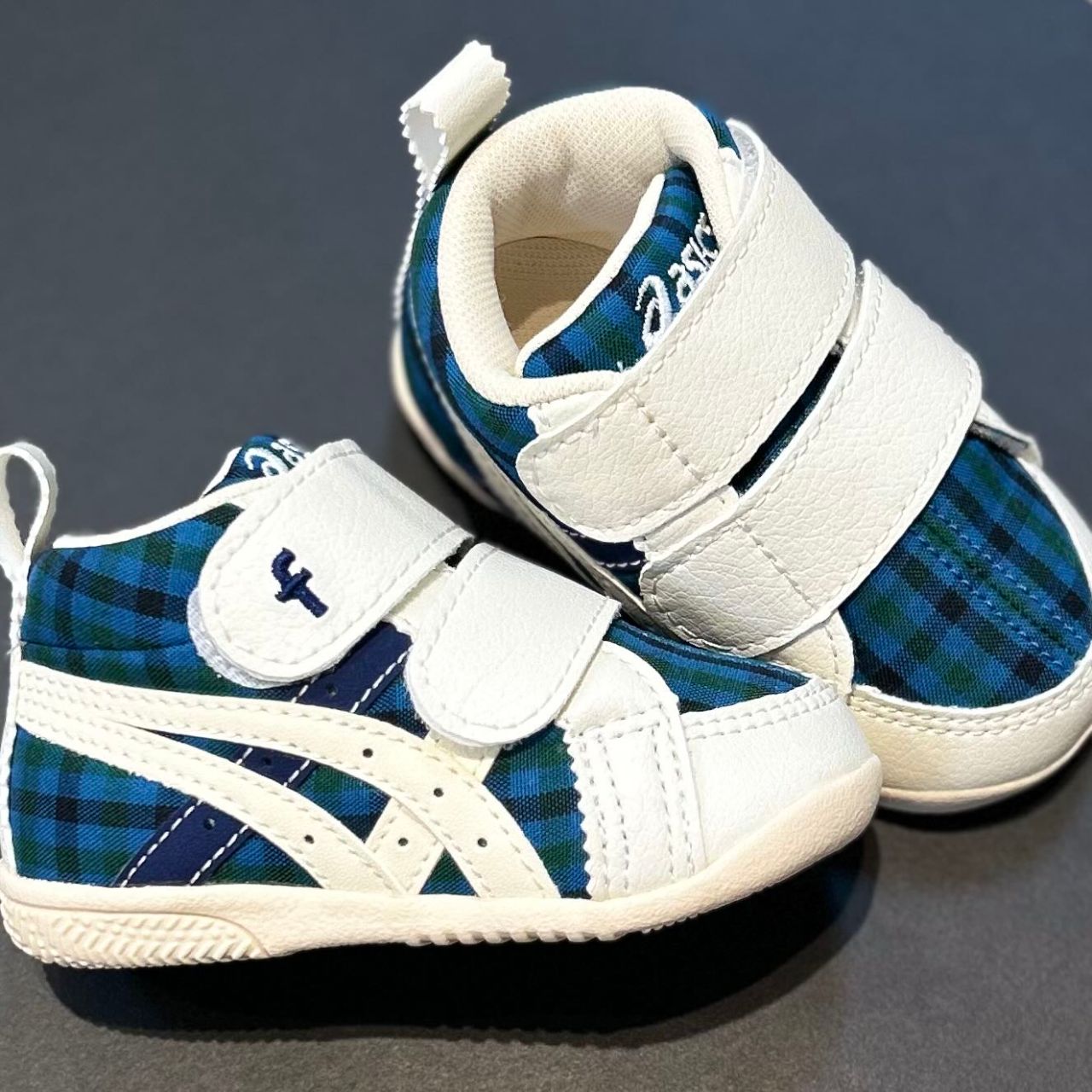 スニーカー《アシックス × familiar》足の成長に合わせた靴選び