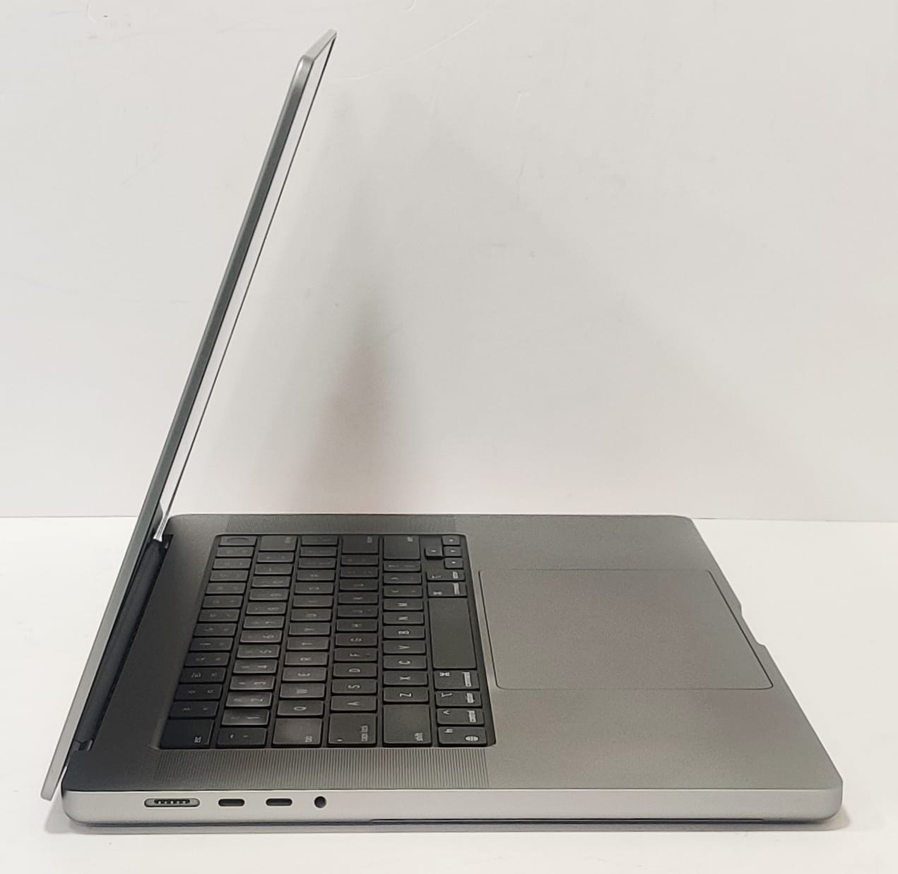 Apple macbook pro 2021 m1pro 16gb ram 512gb ssd 16 inch MK183HN/A