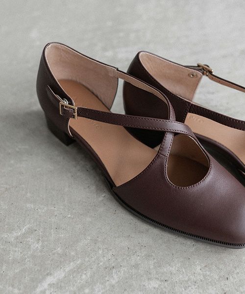 50%OFF】レザークロスストラップシューズ | A de Vivre（アドゥ