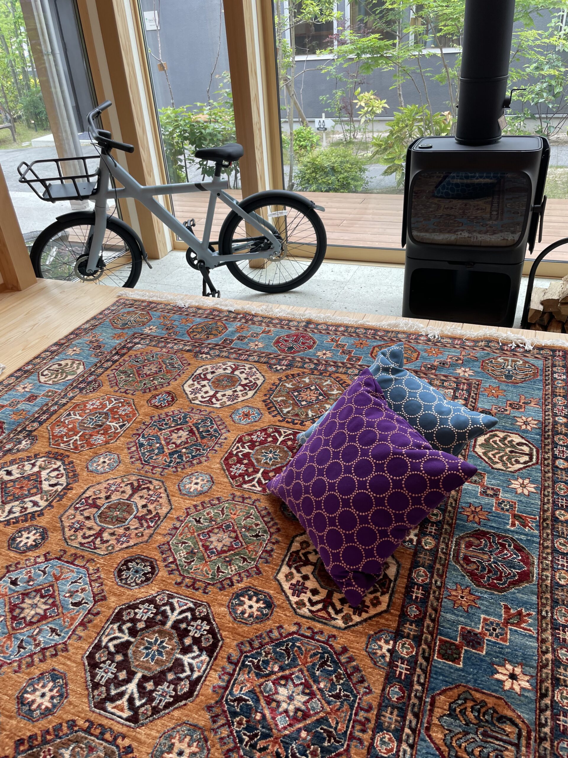 自然素材の家に映えるアフガン絨毯｜KAZAKデザインの魅力と暮らしへの