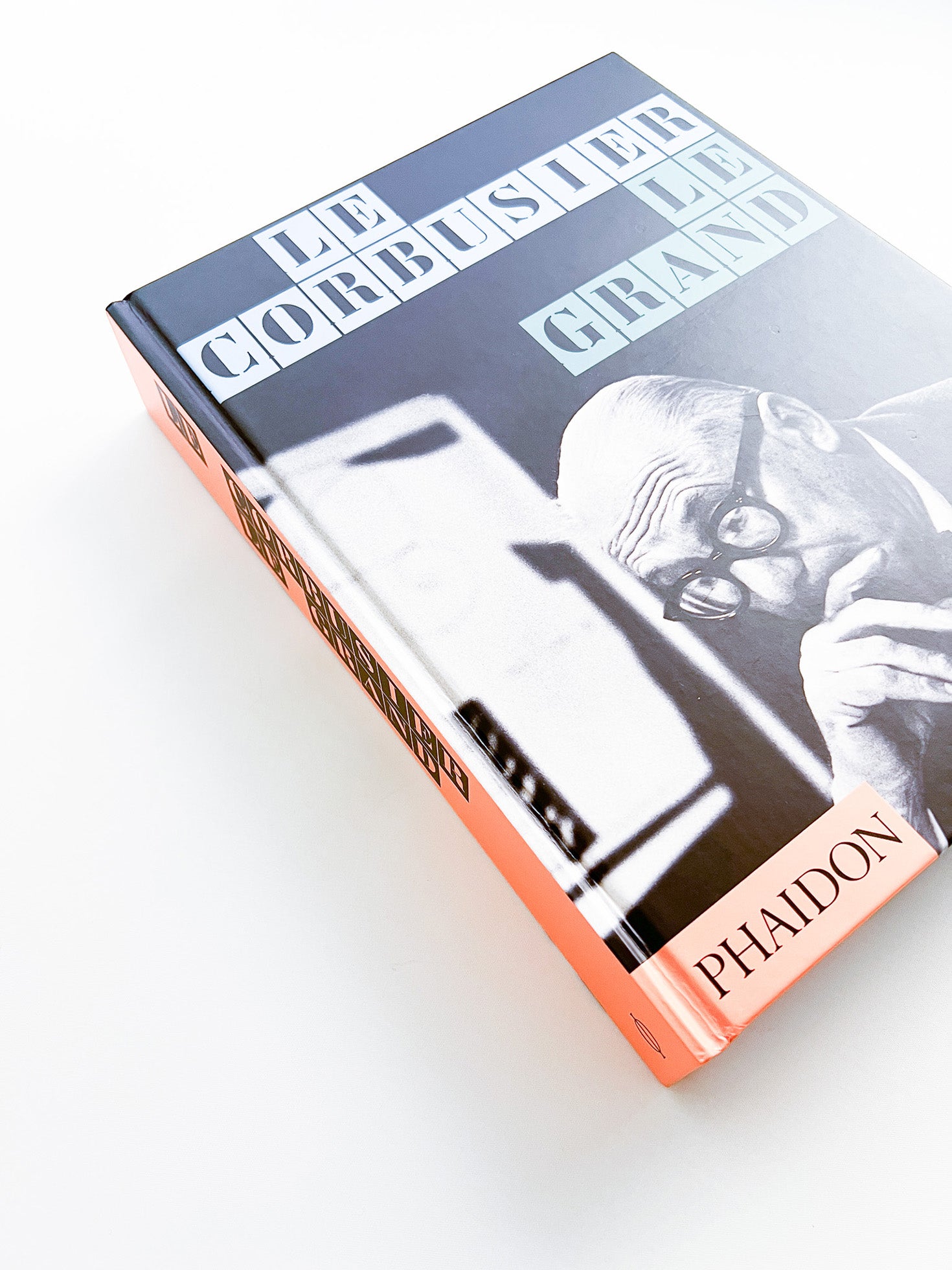 Le Corbusier: Le Grand - 本 屋 青 旗 Ao-Hata Bookstore