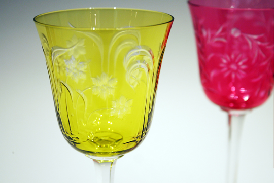 バカラ「黄色ガラス花文様ワイングラス」《アンティックかとう》