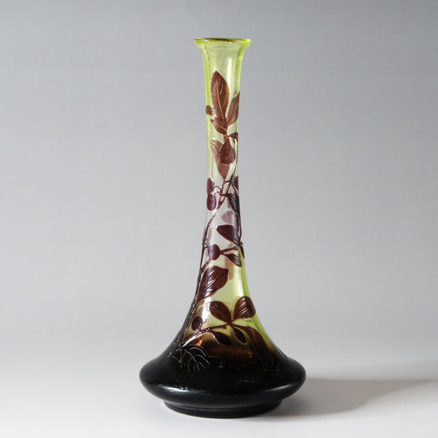 エミール・ガレ「木の実文鶴首花瓶」《アンティックかとう》