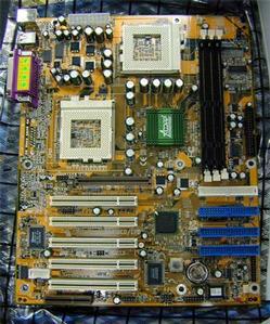 ASCII.jp：i815EPでデュアルCPUに対応した珍品マザーボードがACORPから