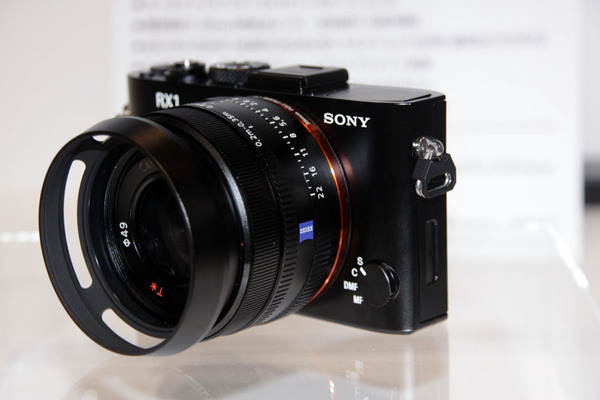 ASCII.jp：【フォトレポ】フルサイズのコンデジ!? ソニー「DSC-RX1」