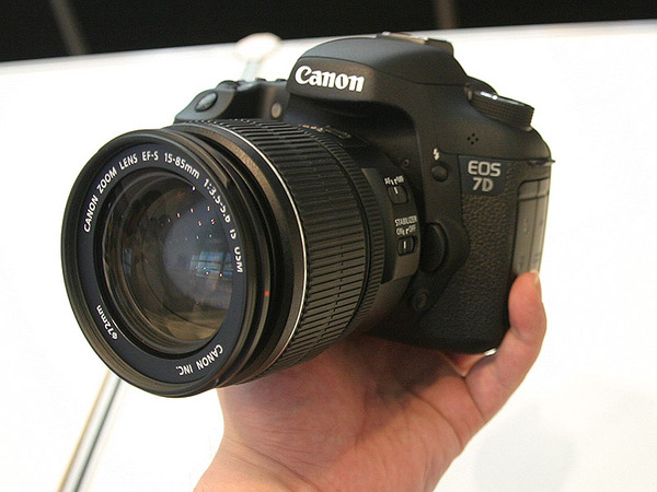 ASCII.jp：キヤノンがAPS-C最上位機種「EOS 7D」を発表