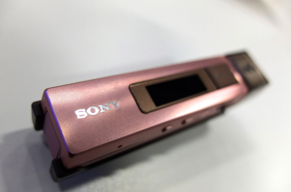 ASCII.jp：久しぶりのスティック型ウォークマン「NW-M505」はスマホ