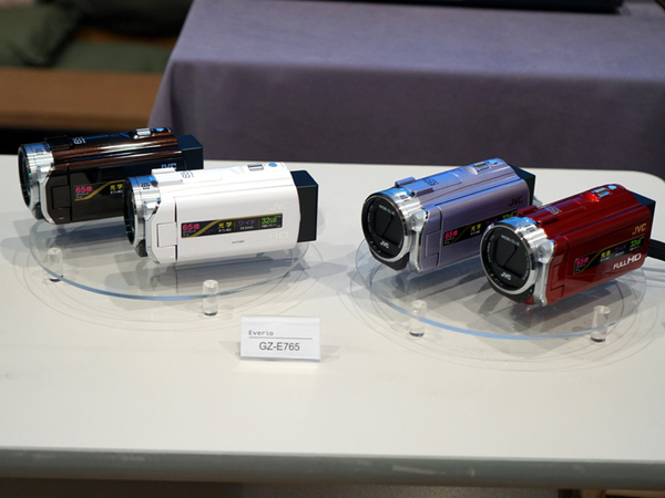 ASCII.jp：画質は高級機並み！ 世界最小の「Everio GZ-N1」に触った！
