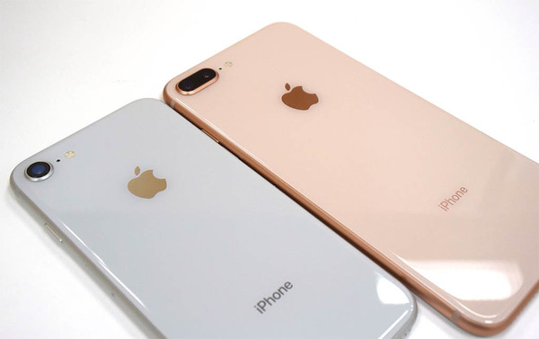 ASCII.jp：iPhone 8の魅惑のゴールドはiPhone X待ちの人に危険