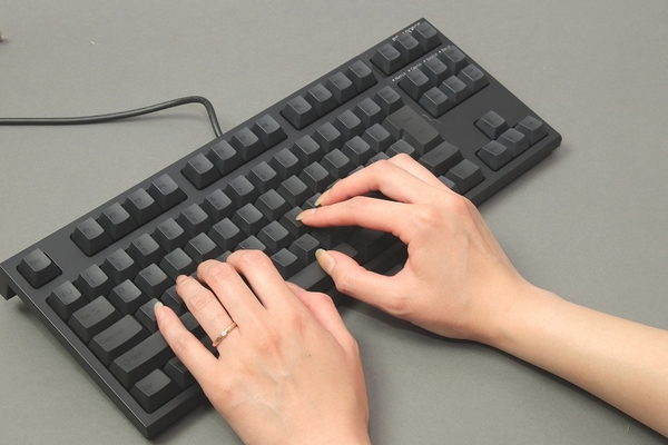 ASCII.jp：超高級キーボードREALFORCEのPFU限定版を使い倒してみる (1/2)