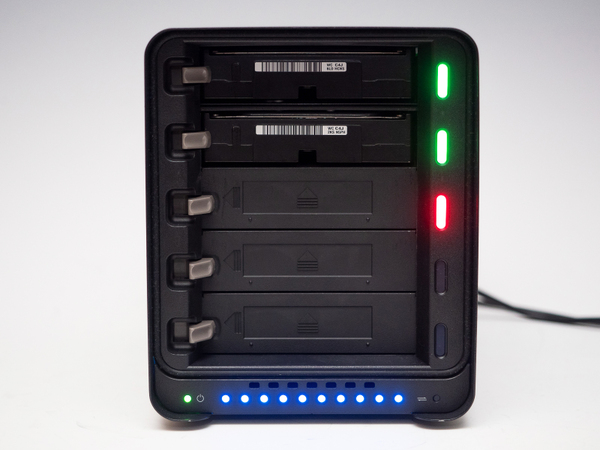 ASCII.jp：複数HDDに分散したデータを「Drobo 5C」にまとめて快適に (2/4)