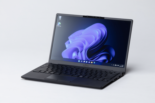 ASCII.jp：最軽量時634g、薄くて軽〜い富士通の13.3型ノートPC