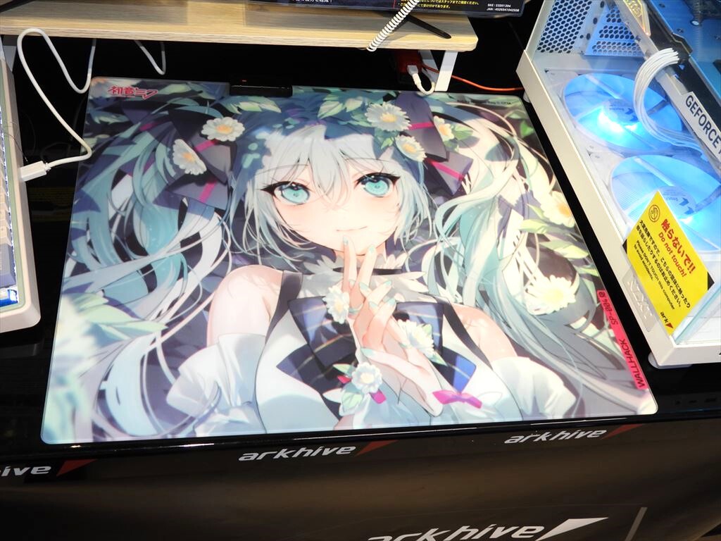 即完売となった初音ミクデザインのガラス製マウスパッドをアークで展示