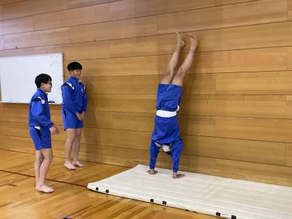 高岡市立五位中学校 | 学校日記 | 3年生保健体育「マット運動」