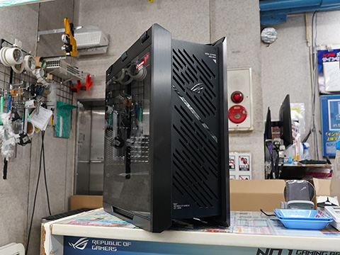 ASUSのゲーミングPCケース「ROG Strix Helios II」がTSUKUMOで展示