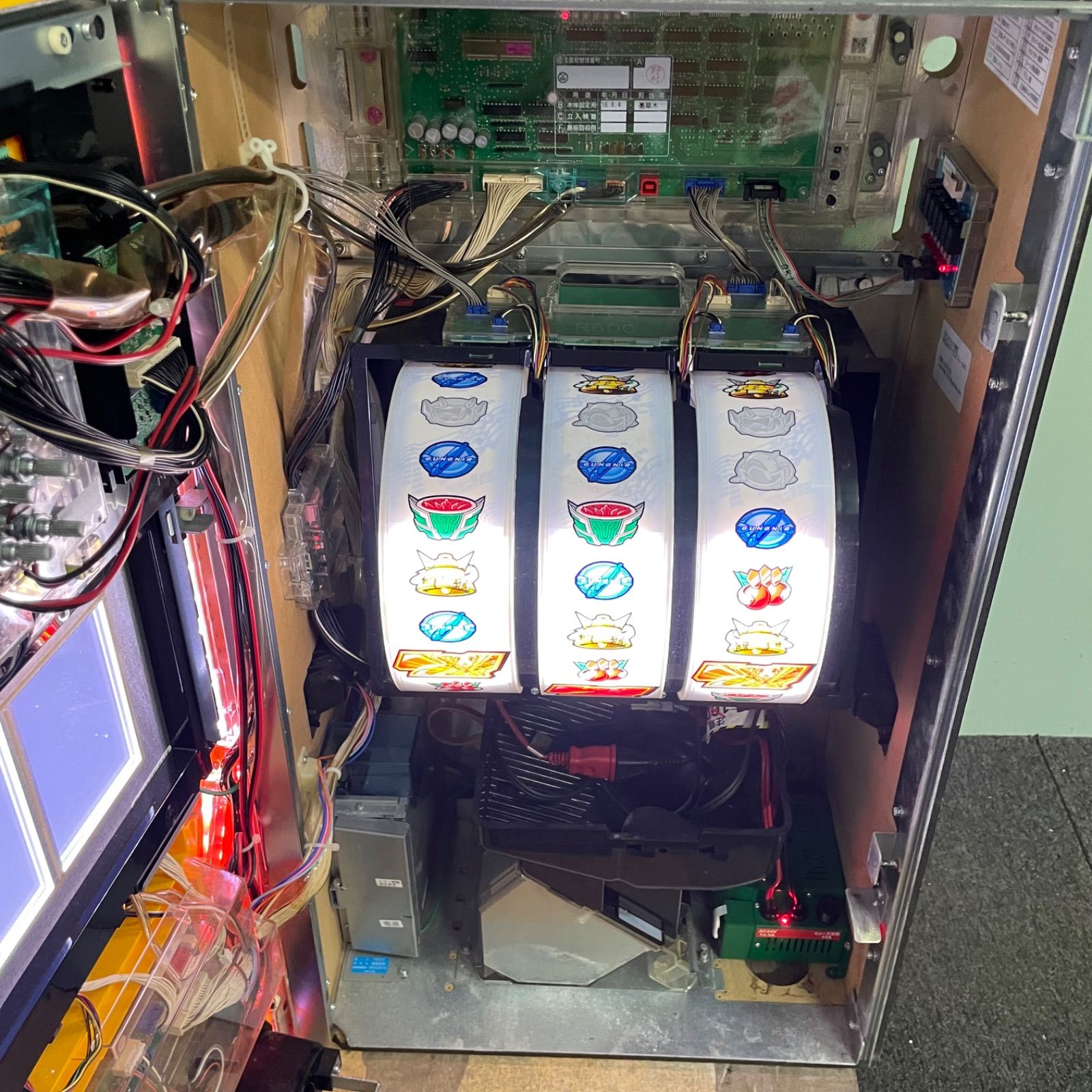 ♭ 戦姫絶唱シンフォギア 5号機 スロット 実機 鍵付き コイン不要機