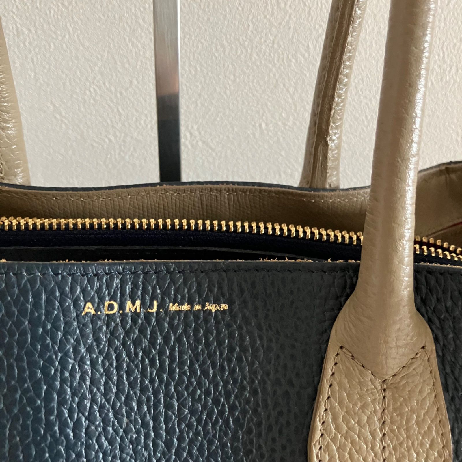 ADMJ ハンドバック バイカラー シボ革 牛革 ネイビー グレージュ