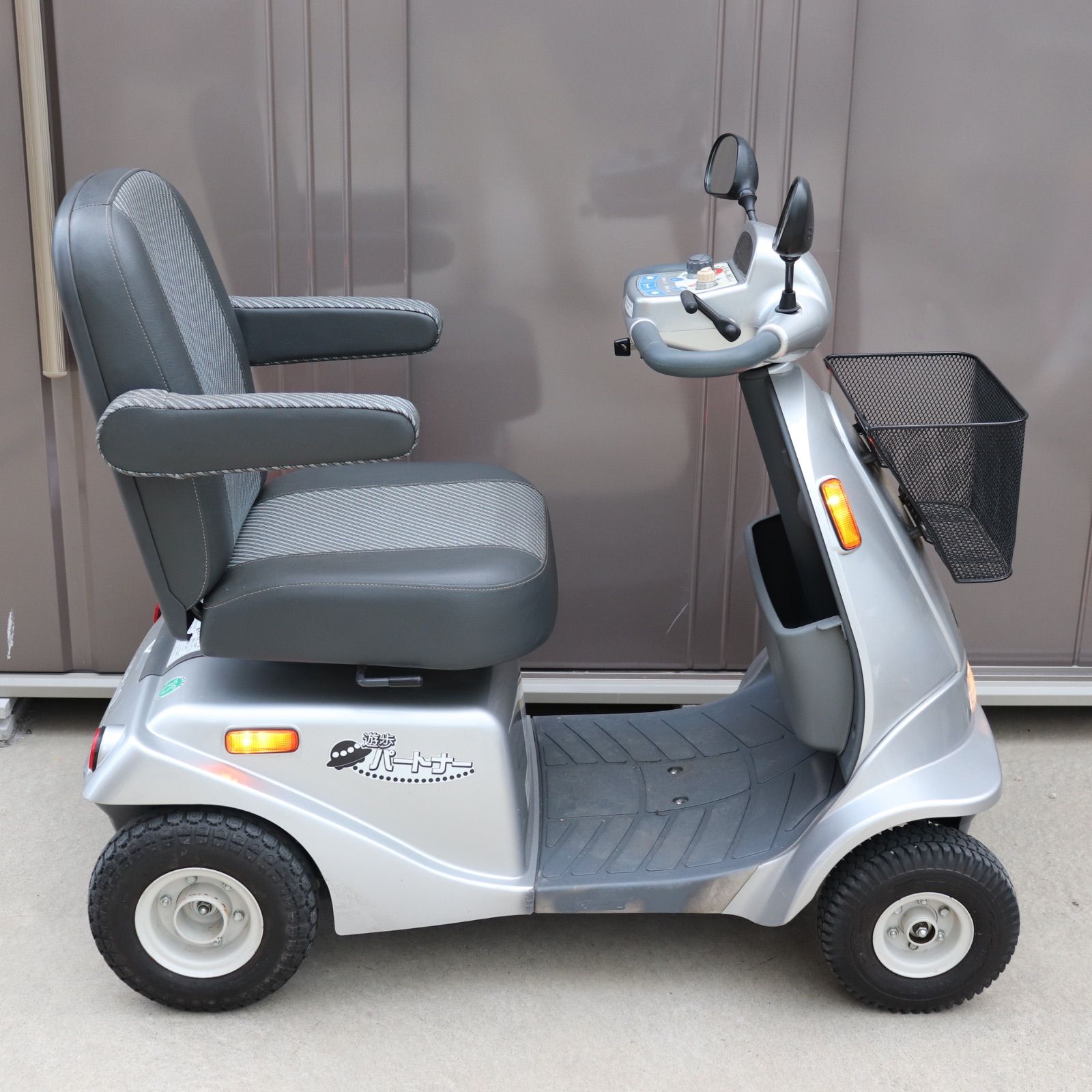 愛知県発】SERIO セリオ 歩行パートナー SBT40 セニアカー シルバー 銀