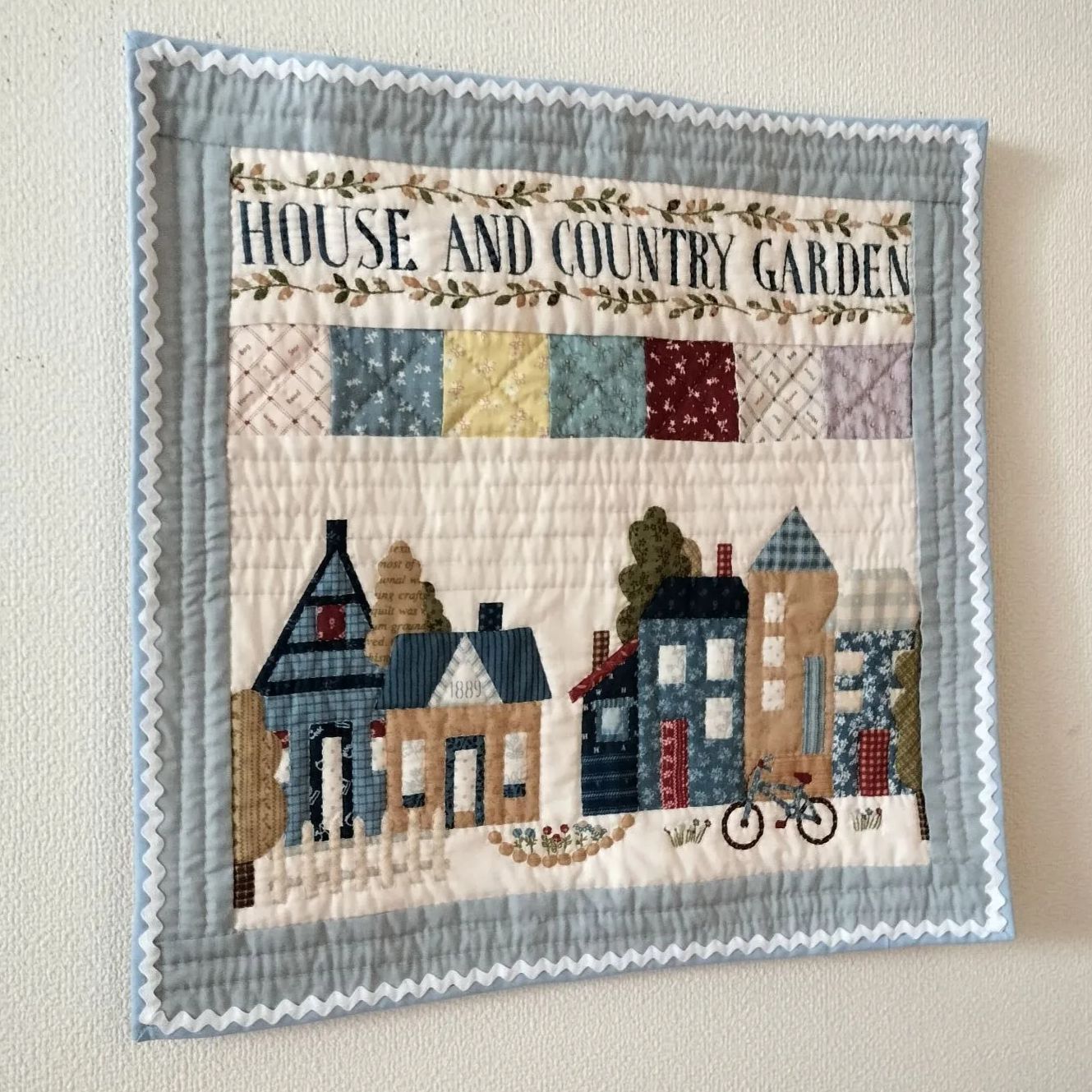 ☆パッチワーク・キルトタペストリー「ハウス&カントリーガーデンミニ