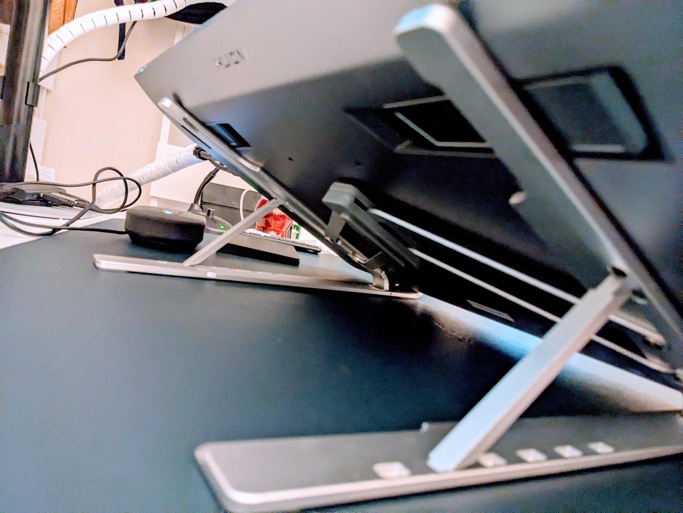 液タブ愛用者向け！Kamvas Pro 19のスタンド探しで見つけた最終的な