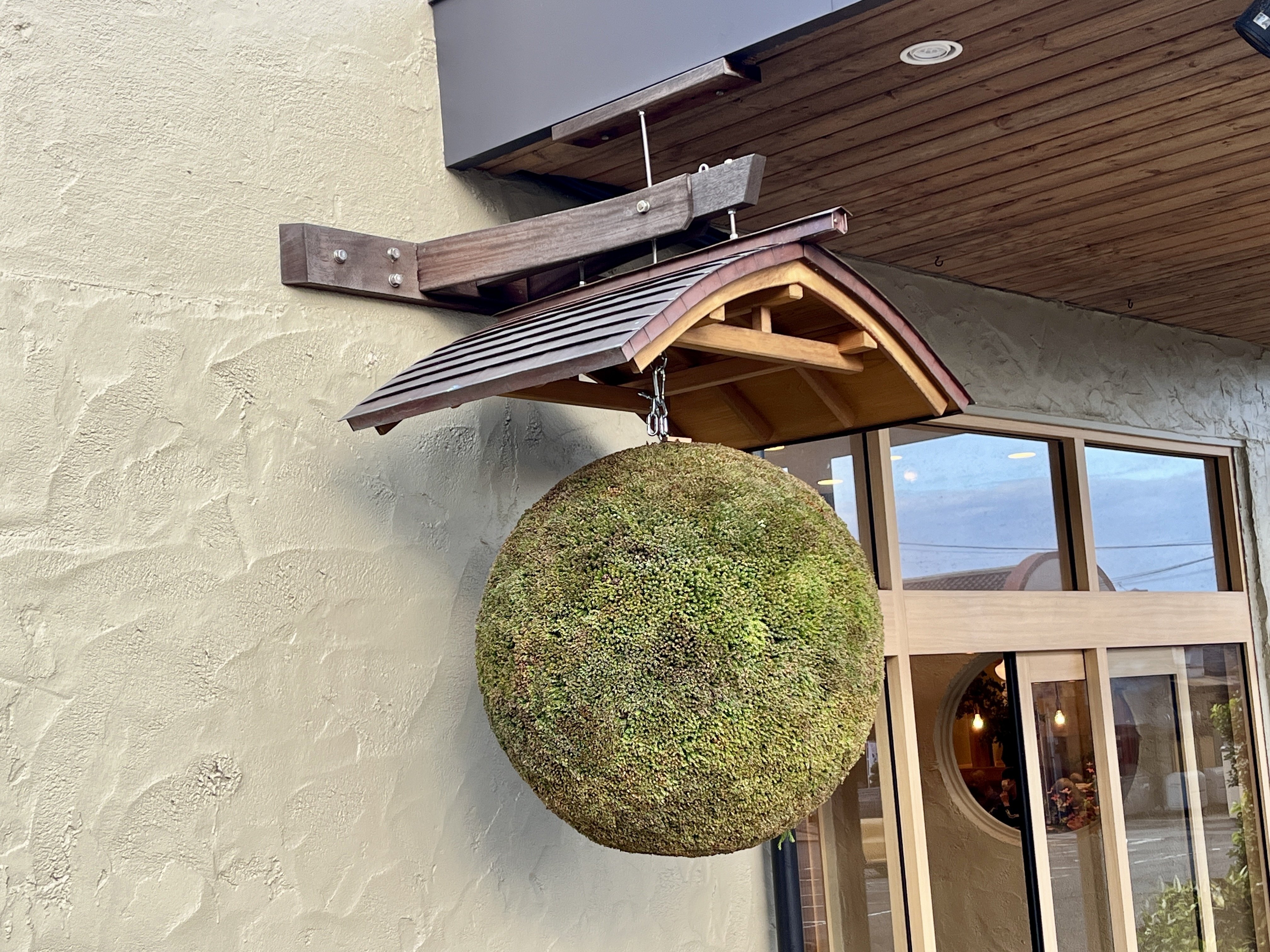 米えにしの軒先にある丸い玉「杉玉」（すぎだま）｜お知らせ