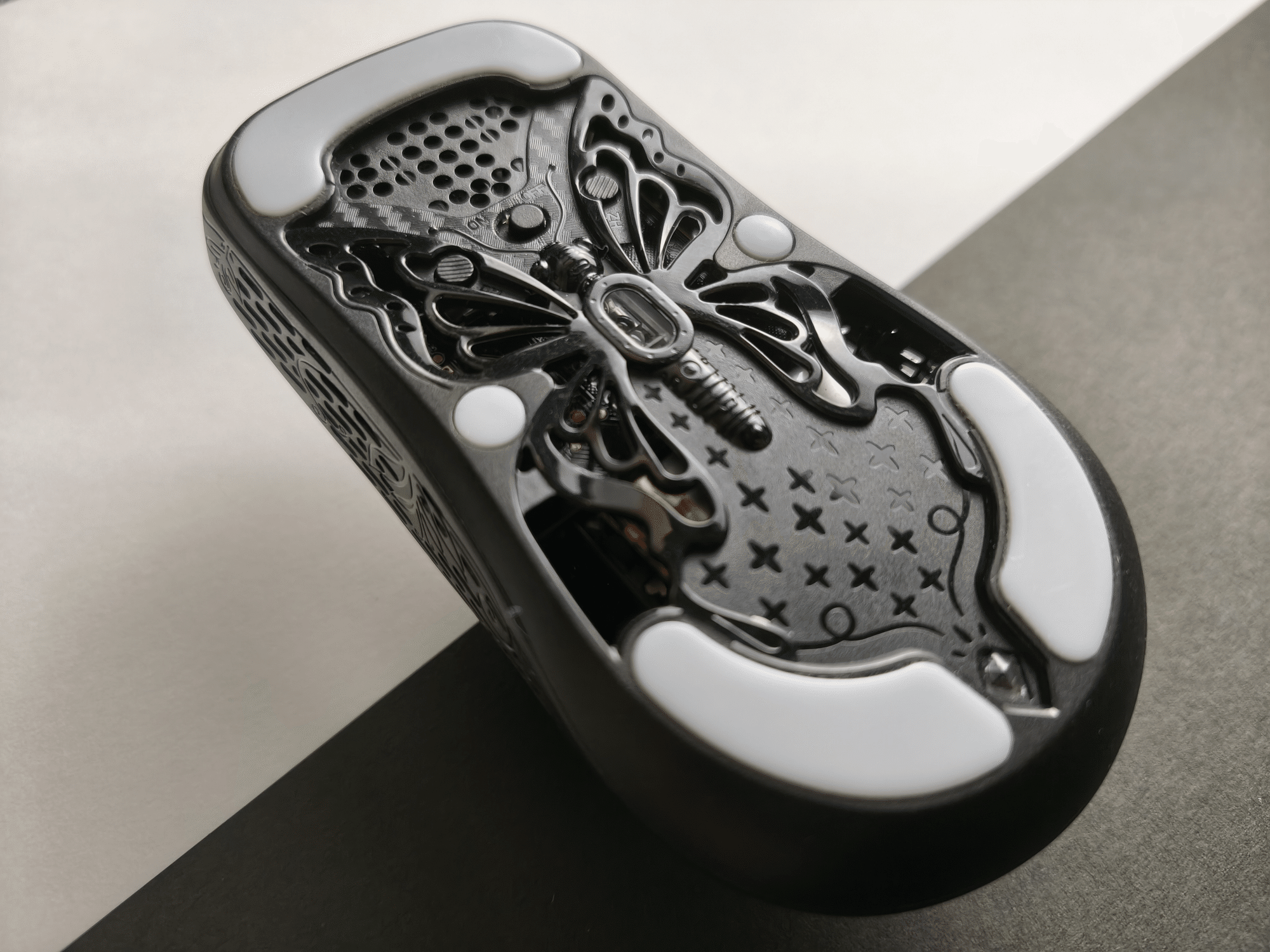 レビュー】UNIUS BLACK LOTUS CARBON 8K｜蝶模様が施された最高級