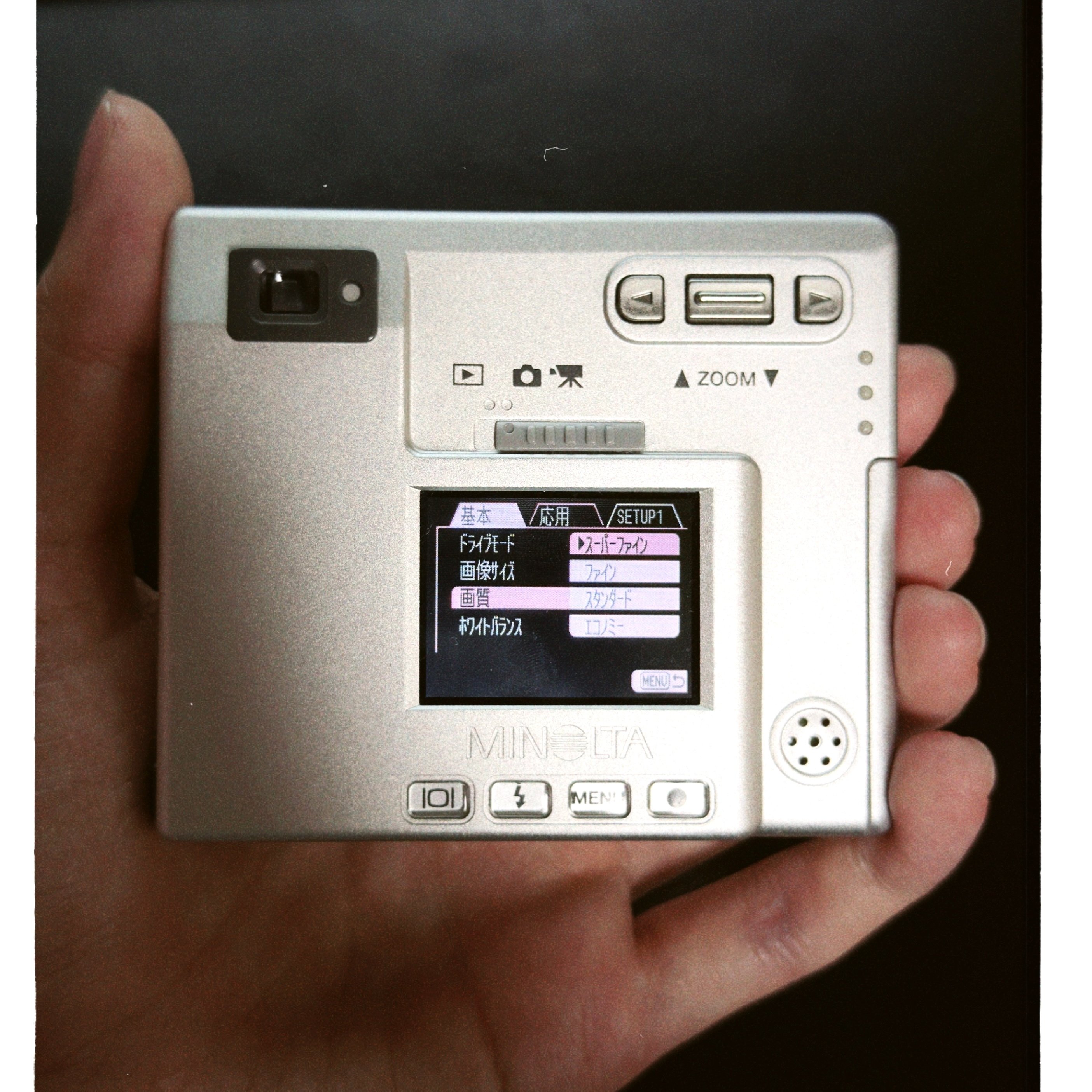 Minolta DiMAGE X】見た目がMDプレイヤーすぎる幻のデジカメ。｜sai