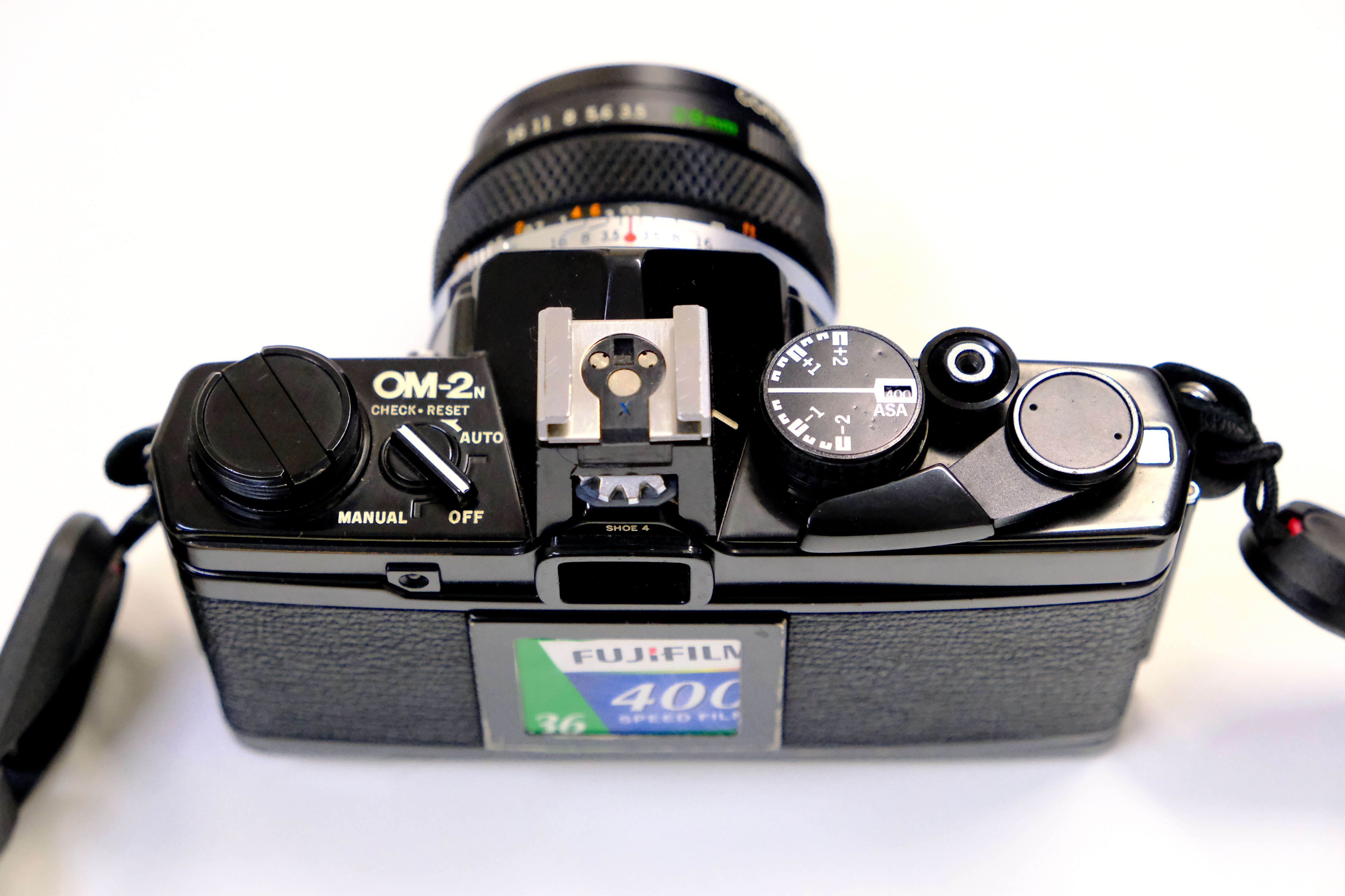 オリンパスOM-2N Blackのシャッター音の柔らかさに惹かれる｜Heira.K