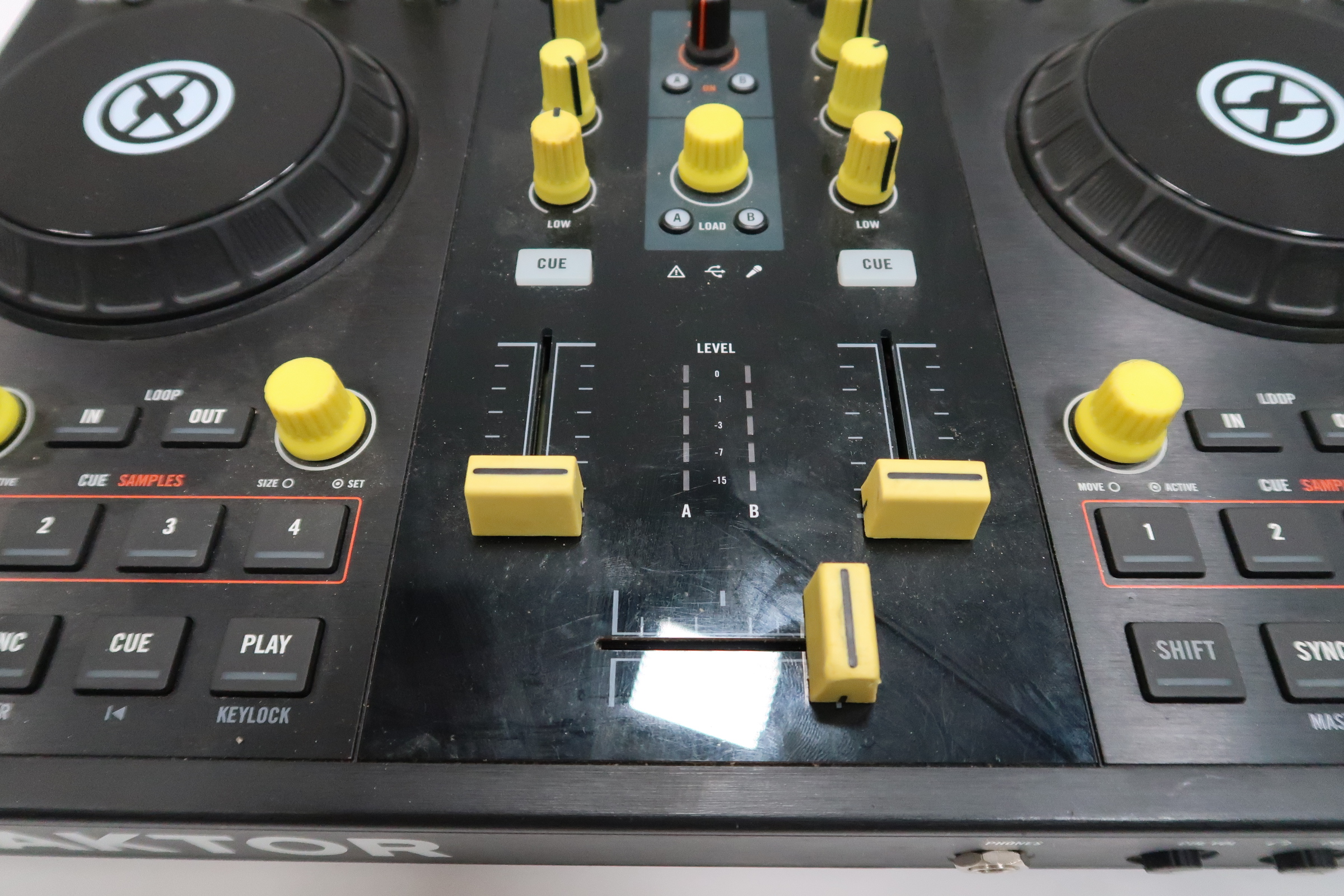 Native Instruments Traktor Kontrol S2 MK1 DJ Controller 6390