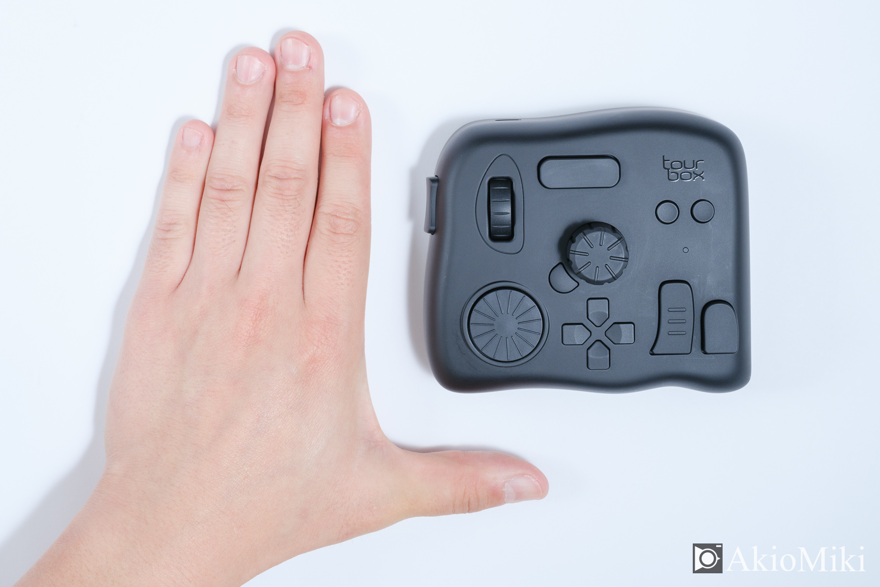 6ヶ月間のレビュー】TourBox Eliteを徹底解説！外観から初期設定も紹介