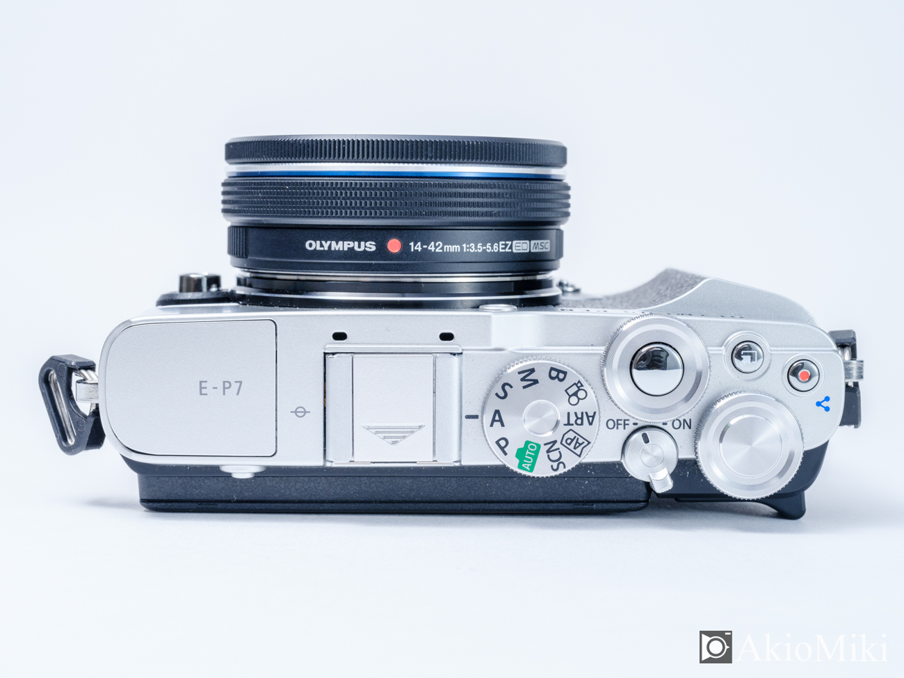 操作をスマホ感覚でできるおしゃれカメラ「OLYMPUS PEN E-P7」を