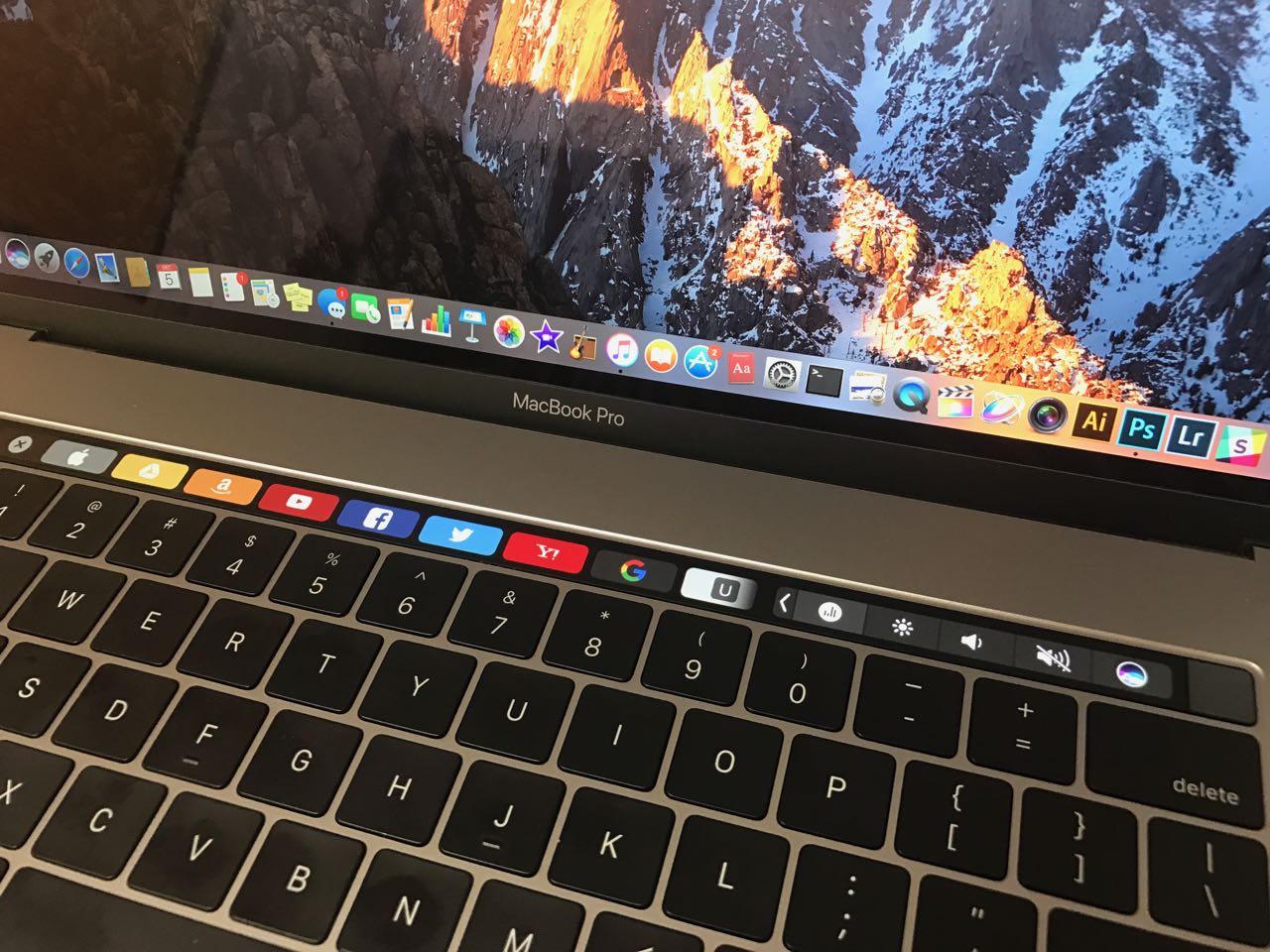 指先から感じる未来〜MacBook Pro Touch Bar 15 inch (Late 2016