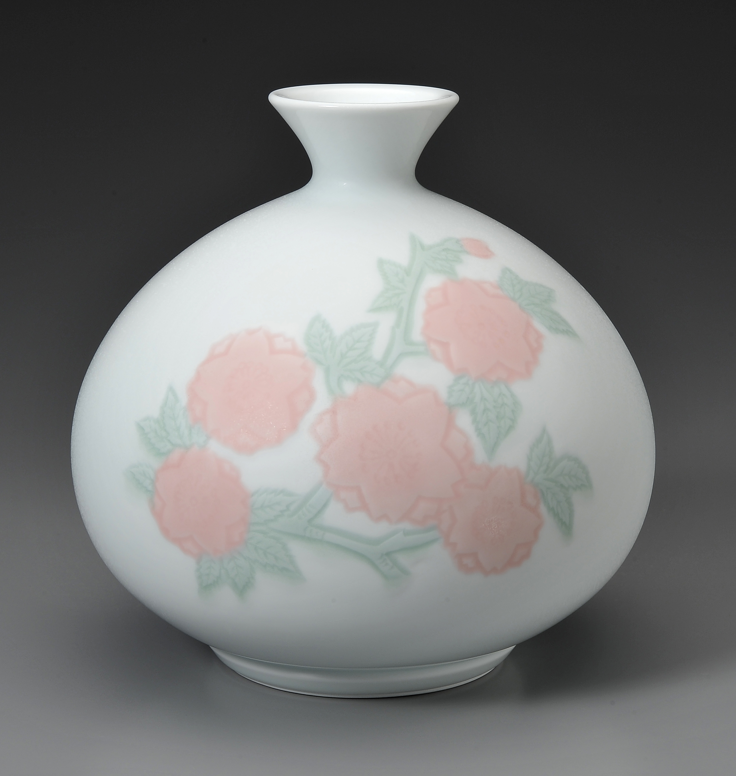 井上萬二『 白磁緑彩釉桜彫文花瓶【残1点】』 | 陶芸作品（作家特選