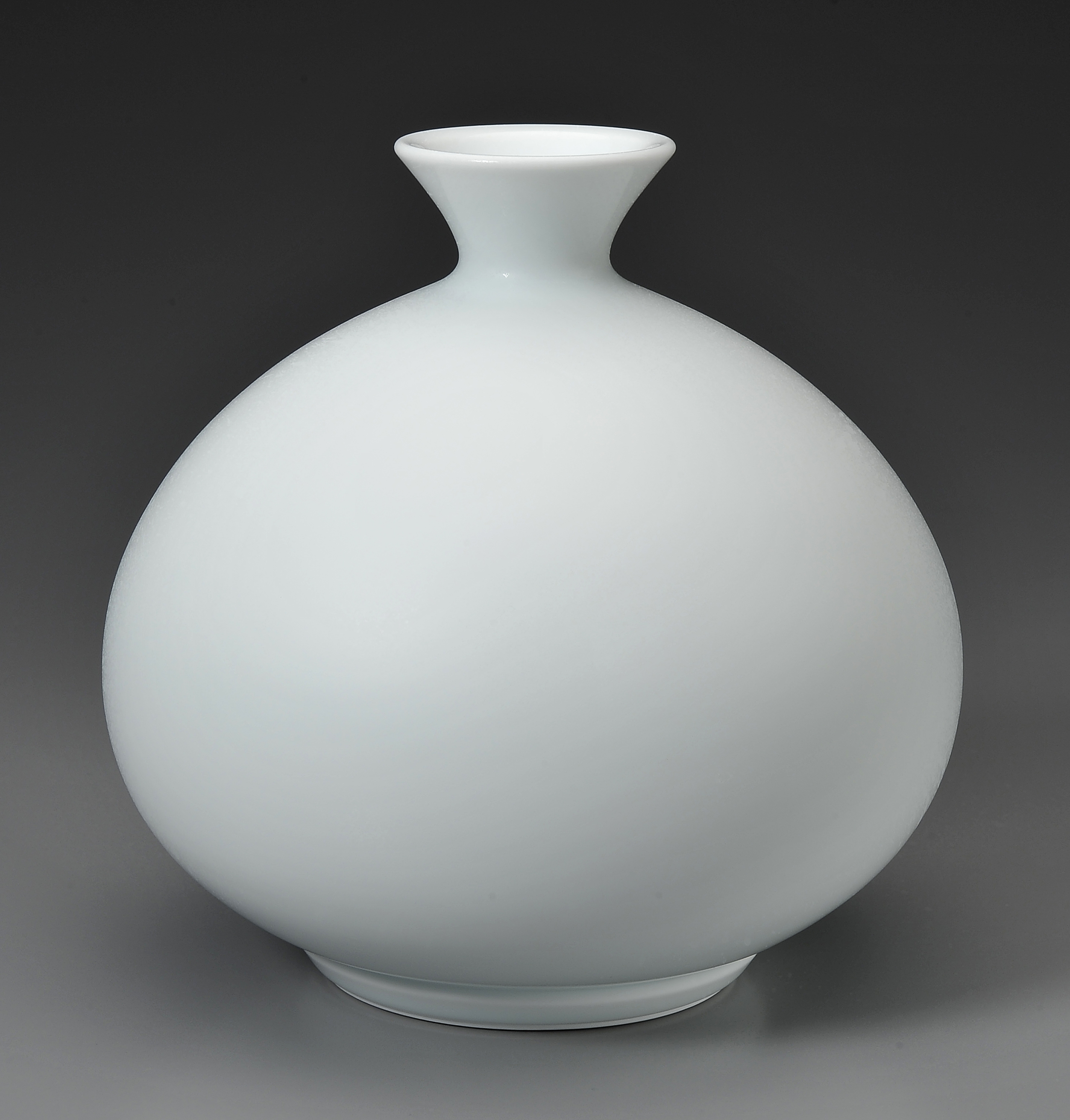 井上萬二『 白磁緑彩釉桜彫文花瓶【残1点】』 | 陶芸作品（作家特選