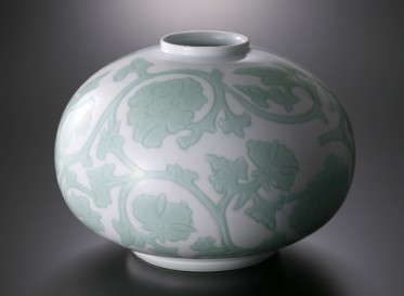 井上萬二『 白磁緑釉牡丹彫文壷【残1点】』 | 陶芸作品（作家特選