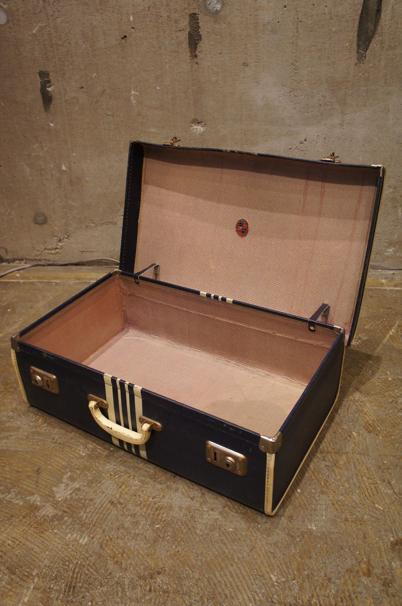 レトロな柄のスーツケース ネイビーがおしゃれ | ARTICLE PRODUCT