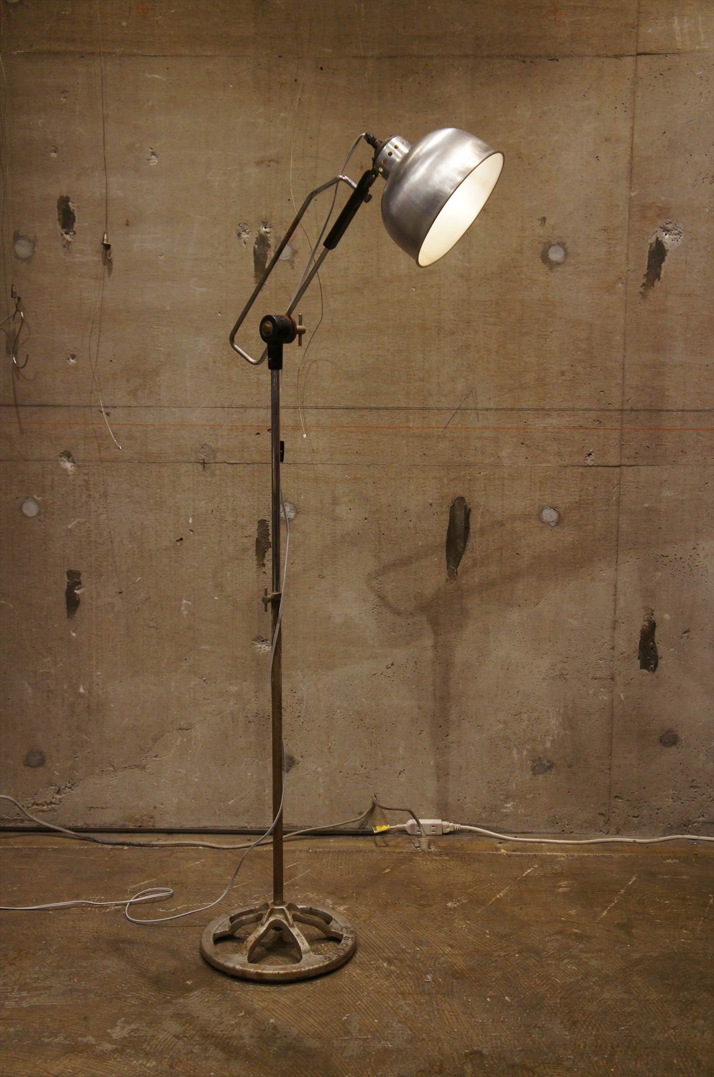 メタル インダストリアル フロア ランプ | ARTICLE PRODUCT
