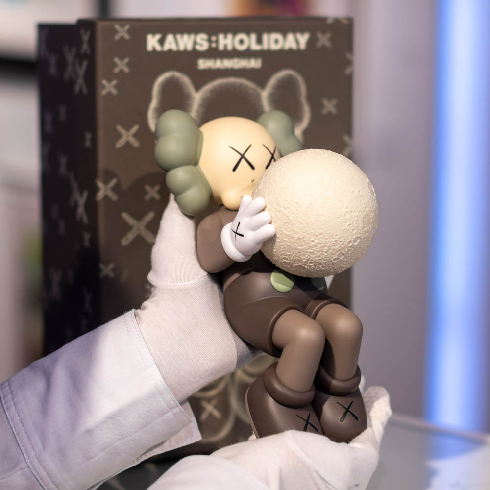 HOLIDAY SHANGHAI - Figure (Brown) | Artmarket Gallery
