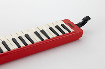 大人になったピアニカ”から明るい音色とレッドカラーのモデルが登場