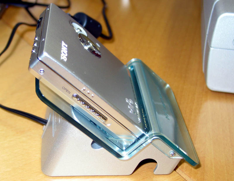 ソニー、両面アルミボディのNet MDウォークマン