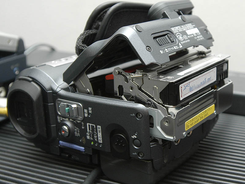 ソニー、331万画素CCD搭載のDVカメラ