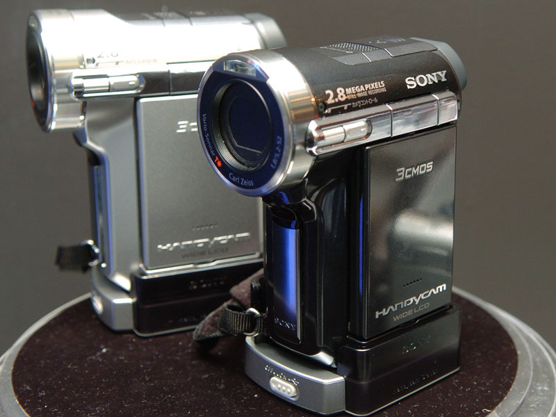 ソニー、独自開発のCMOSセンサ3板式DVカメラ