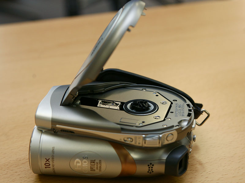 キヤノン、同社初のAVCHDカム「iVIS HR10」