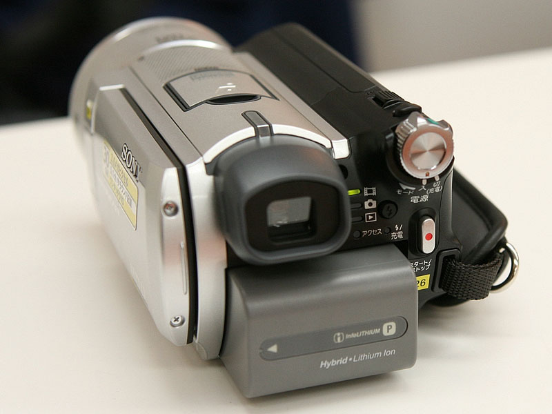 ソニー、30GB 1.8型HDDを搭載したハンディカム