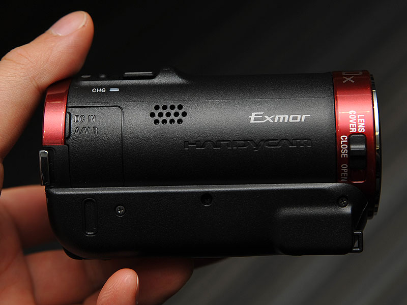 ソニー、16GBメモリ内蔵の小型AVCHDハンディカム