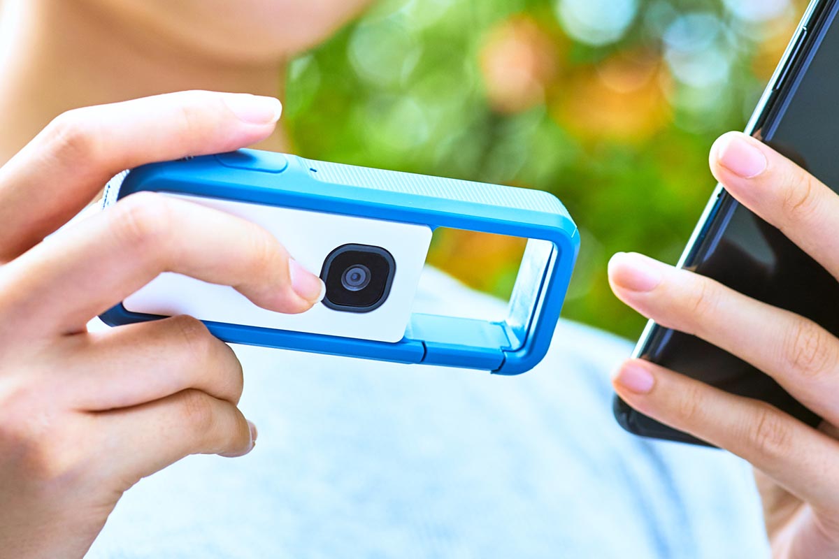 キヤノン、モニター省いたカラビナ付き新提案カメラ「iNSPiC REC