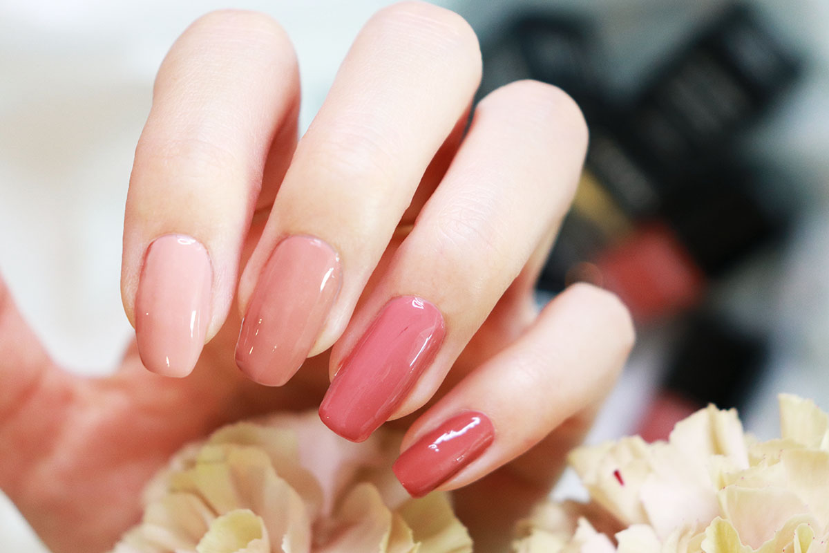 CHANEL新色ネイルで、自分に馴染むヌードカラーを指先に