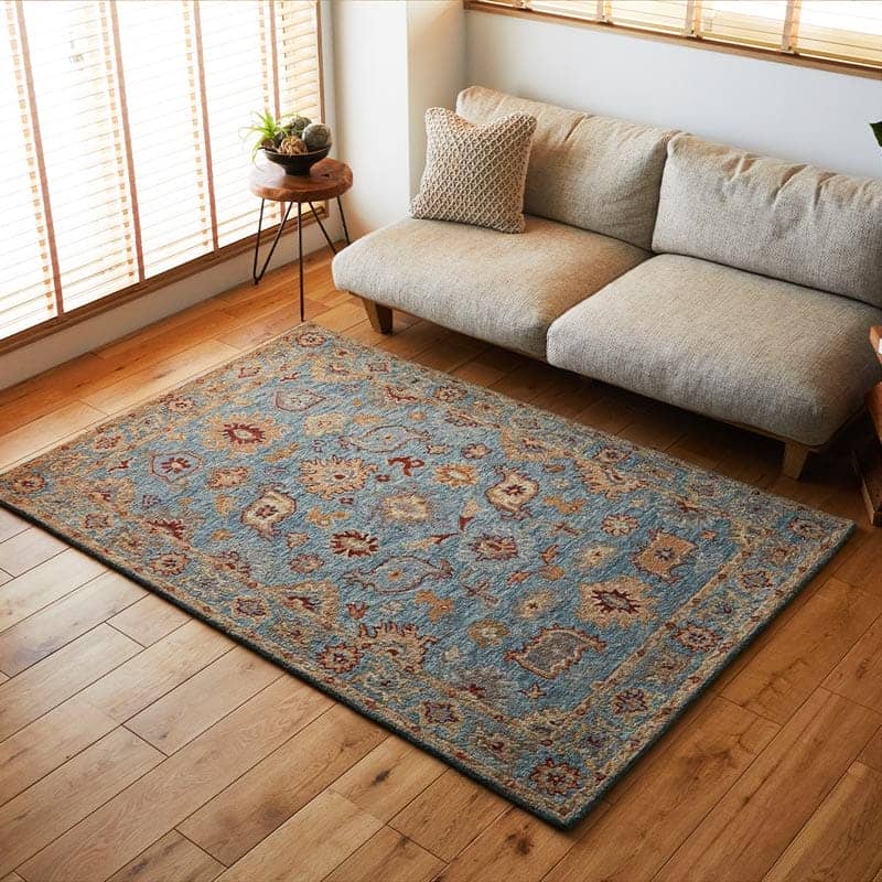 羊毛100%のギュッと詰まった踏み心地。アンティーク調のデザインが