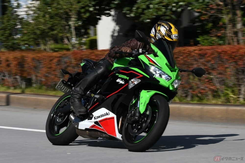 昭和のバイクブーム世代が困惑!? 「Ninja ZX-25R」はレーサーレプリカ