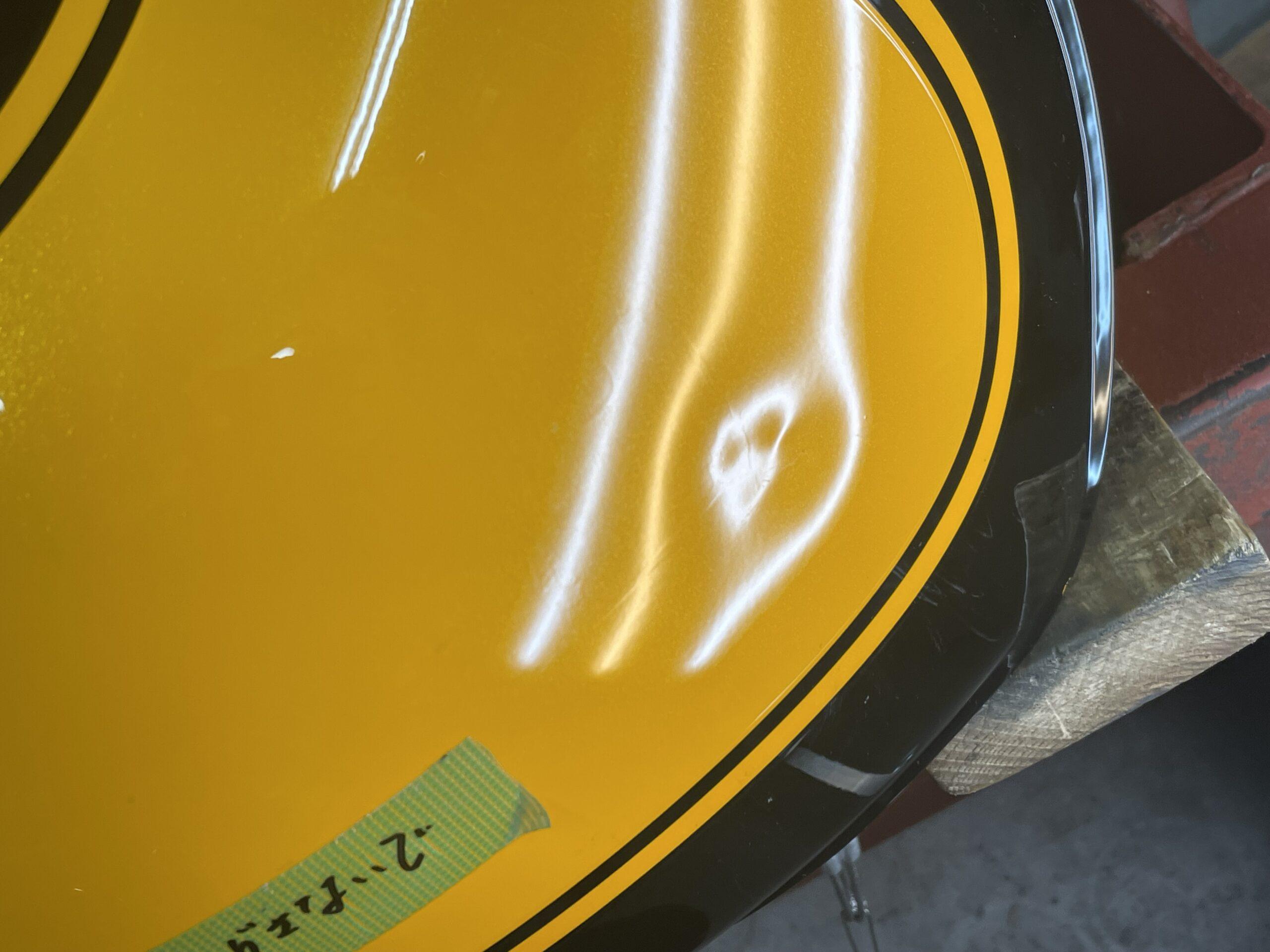 ゼファー750、エンブレム下の凹み。大阪府 | バイクタンク凹み修理